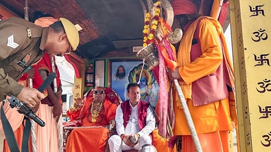 महाकुंभ 2025: दिलचस्प नामों वाले बाबा सुर्खियों में | तस्वीरें 7 'पर्यावरण बाबा' उर्फ अरुण गिरी महाराज धूमधाम से महाकुंभ मेले में पहुंचे और भक्तों को दो पेड़ लगाने के लिए प्रोत्साहित किया - एक उनके अंतिम संस्कार के लिए और एक पीपल का पेड़ ऑक्सीजन के लिए। (एएनआई तस्वीर सेवा)