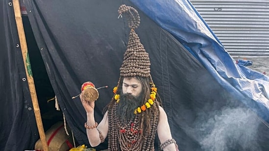 महाकुंभ 2025: दिलचस्प नामों वाले बाबा सुर्खियों में | तस्वीरें 9 महाकुंभ में रुद्राक्ष बाबा के नाम से मशहूर एक और अनोखे साधु के दर्शन हुए। शिव के भक्त, पंचायती निरंजनी अखाड़े के दिगंबर, अजय गिरी देवता शिव के रुद्र अवतार को प्रदर्शित करने के लिए 11 हजार रुद्राक्ष पहनते हैं। (एएनआई तस्वीर सेवा)