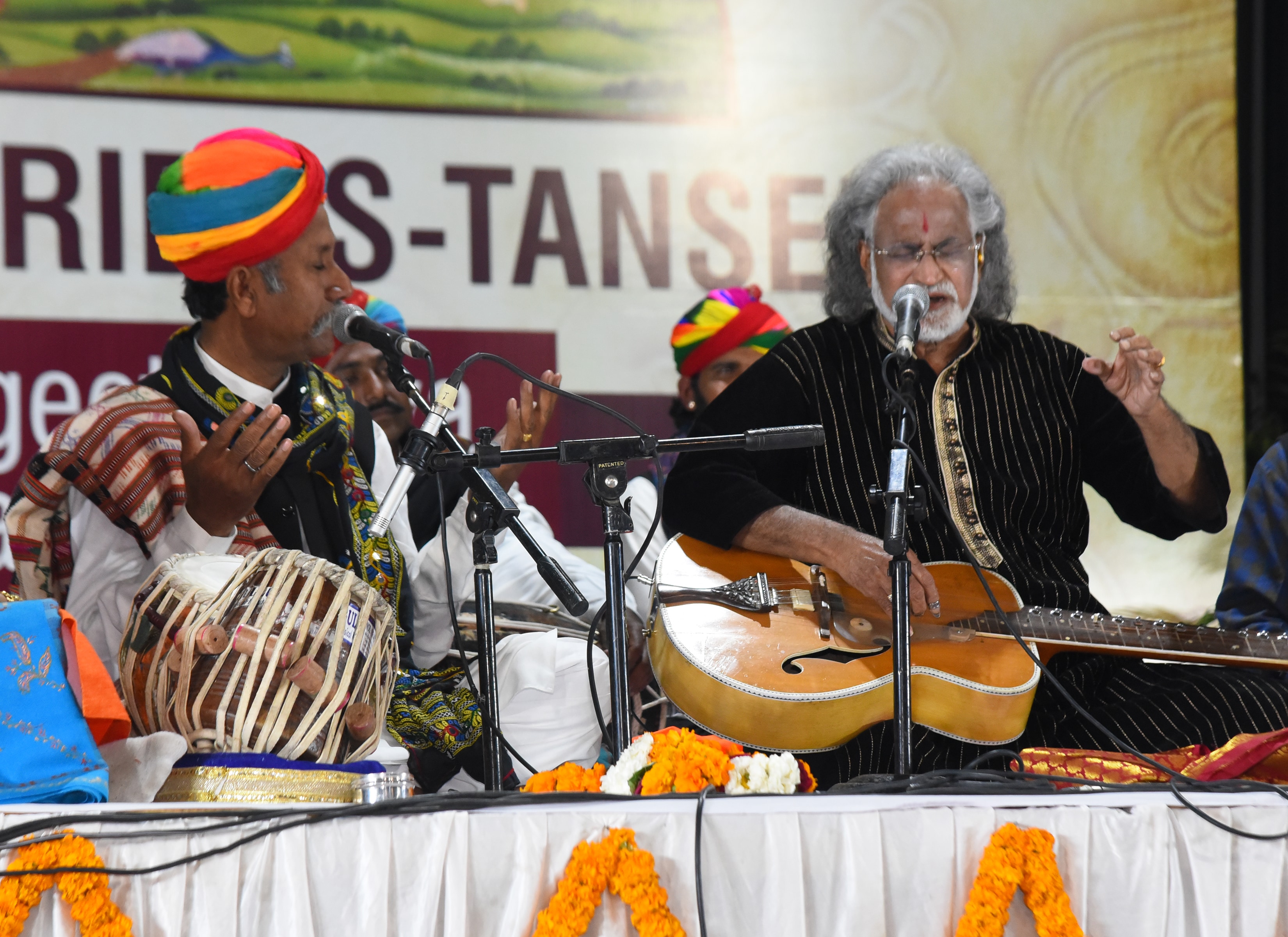 ग्रैमी-पुरस्कार विजेता पंडित विश्व मोहन भट्ट अपने गायन के दौरान राजस्थानी लोक संगीतकारों के साथ शामिल होंगे।