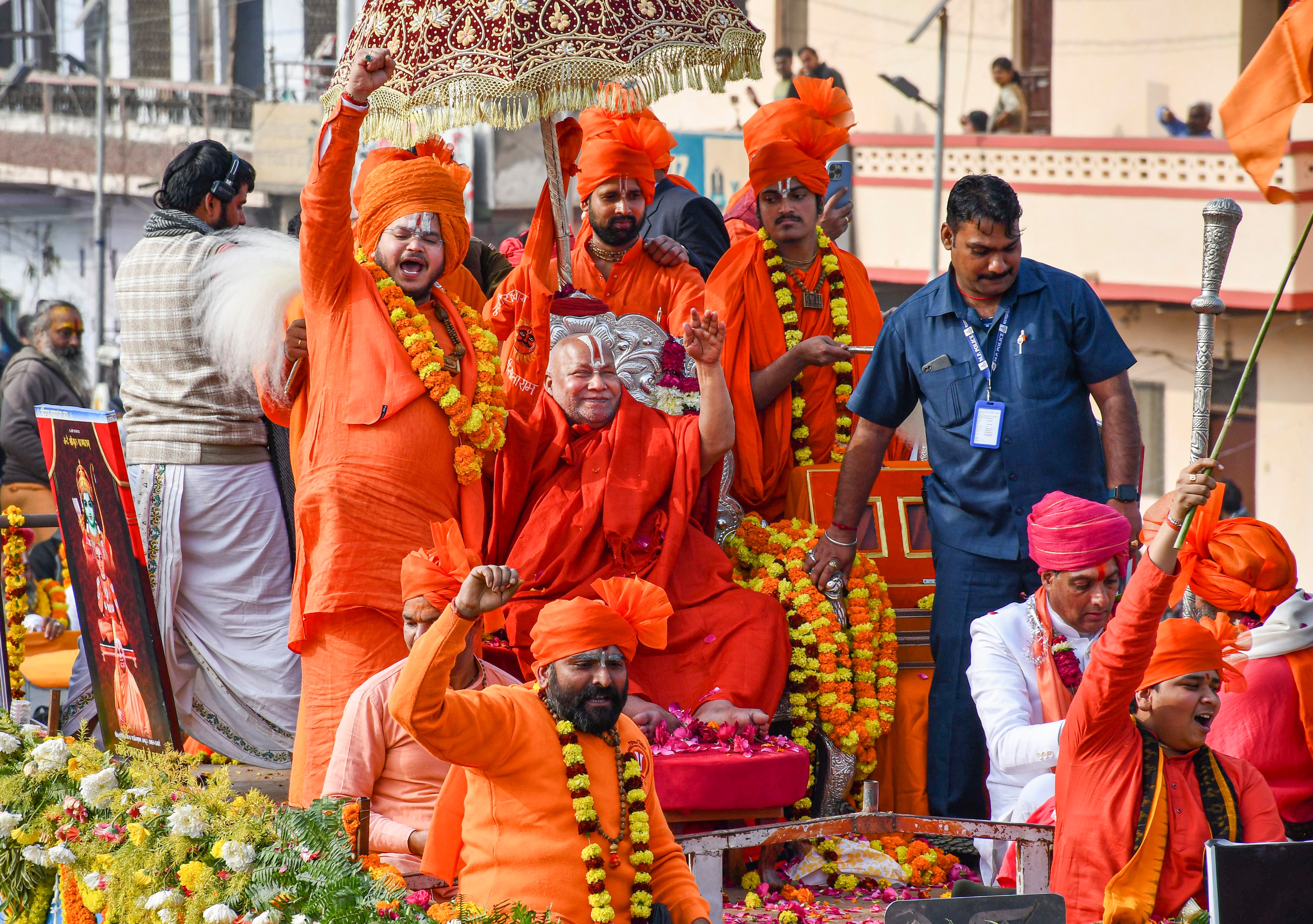 जगद्गुरु रामानंदाचार्य स्वामी रामभद्राचार्य, 'श्री पंच दिगंबर अनी अखाड़ा', 'श्री पंच निर्मोही अनी अखाड़ा' और 'श्री पंच निर्वाणी अनी अखाड़ा' के 'महंतों' और 'साधुओं' के साथ 'चवन्नी प्रवेश' जुलूस का नेतृत्व करते हैं। (पीटीआई) जगद्गुरु रामानंदाचार्य स्वामी रामभद्राचार्य, 'श्री पंच दिगंबर अनी अखाड़ा', 'श्री पंच निर्मोही अनी अखाड़ा' और 'श्री पंच निर्वाणी अनी अखाड़ा' के 'महंतों' और 'साधुओं' के साथ 'चवन्नी प्रवेश' जुलूस का नेतृत्व करते हैं। (पीटीआई)