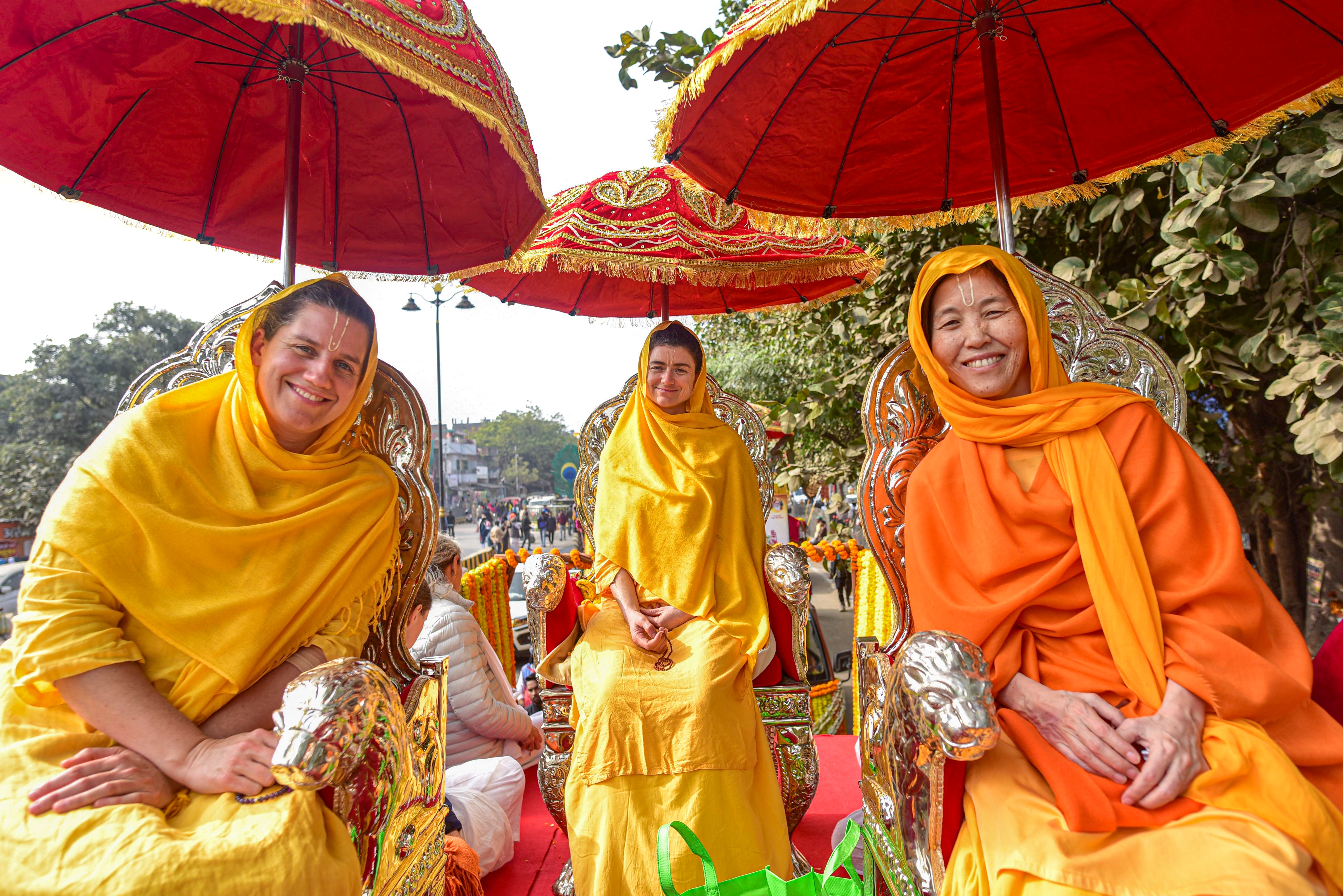 चवन्नी प्रवेश जुलूस में हिस्सा लेते विदेशी श्रद्धालु।(पीटीआई) चवन्नी प्रवेश जुलूस में हिस्सा लेते विदेशी श्रद्धालु।(पीटीआई)