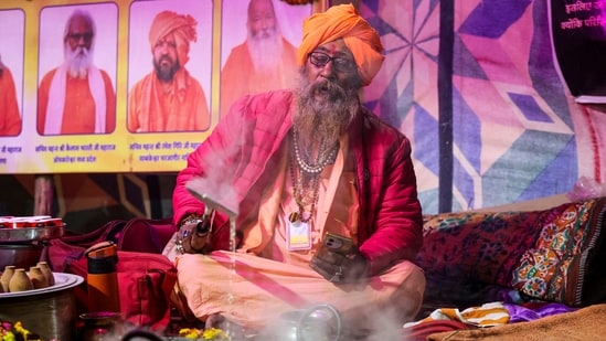 महाकुंभ 2025: दिलचस्प नामों वाले बाबा सुर्खियों में | तस्वीरें 3 राबड़ी बाबा, जिन्हें श्री पंचायती अखाड़ा महानिर्वाणी के श्री महंत देवगिरि के नाम से भी जाना जाता है, ने अपनी अनूठी सेवा के लिए कई भक्तों का ध्यान आकर्षित किया है, जहां वह सुबह 8 बजे से रात तक भक्तों को परोसने के लिए दूध उबालते हैं और राबड़ी नामक एक मलाईदार पकवान तैयार करते हैं। (पीटीआई)