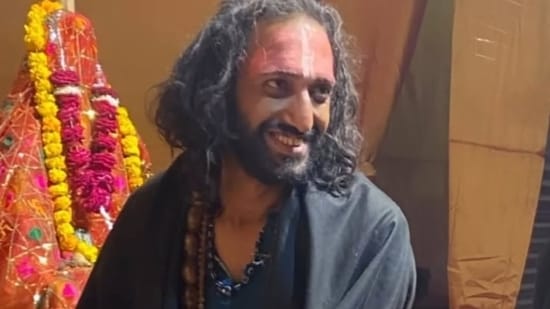 महाकुंभ 2025: दिलचस्प नामों वाले बाबा सुर्खियों में | तस्वीरें 13 'आईआईटियन बाबा' उर्फ अभय सिंह का नाम उस समय वायरल हो गया जब मेले में उनका साक्षात्कार लिया गया और उन्होंने खुलासा किया कि वह आईआईटी बॉम्बे से एयरोस्पेस इंजीनियरिंग के छात्र हैं। सिंह ने कहा कि ज्ञान की उनकी खोज ने उन्हें उत्सव में भाग लेने के लिए प्रयागराज तक पहुंचाया। (अभयसिंह/इंस्टाग्राम)