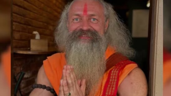 महाकुंभ 2025: दिलचस्प नामों वाले बाबा सुर्खियों में | तस्वीरें 15 महाकुंभ की सबसे हालिया वायरल सनसनी 'मस्कुलर बाबा' रूस से हैं और वर्तमान में नेपाल में रहते हैं। सात फुट लंबे आत्म प्रेम गिरि महाराज, अपनी काया के लिए लोकप्रिय हो गए। (केविन बुब्रिस्की/इंस्टाग्राम)