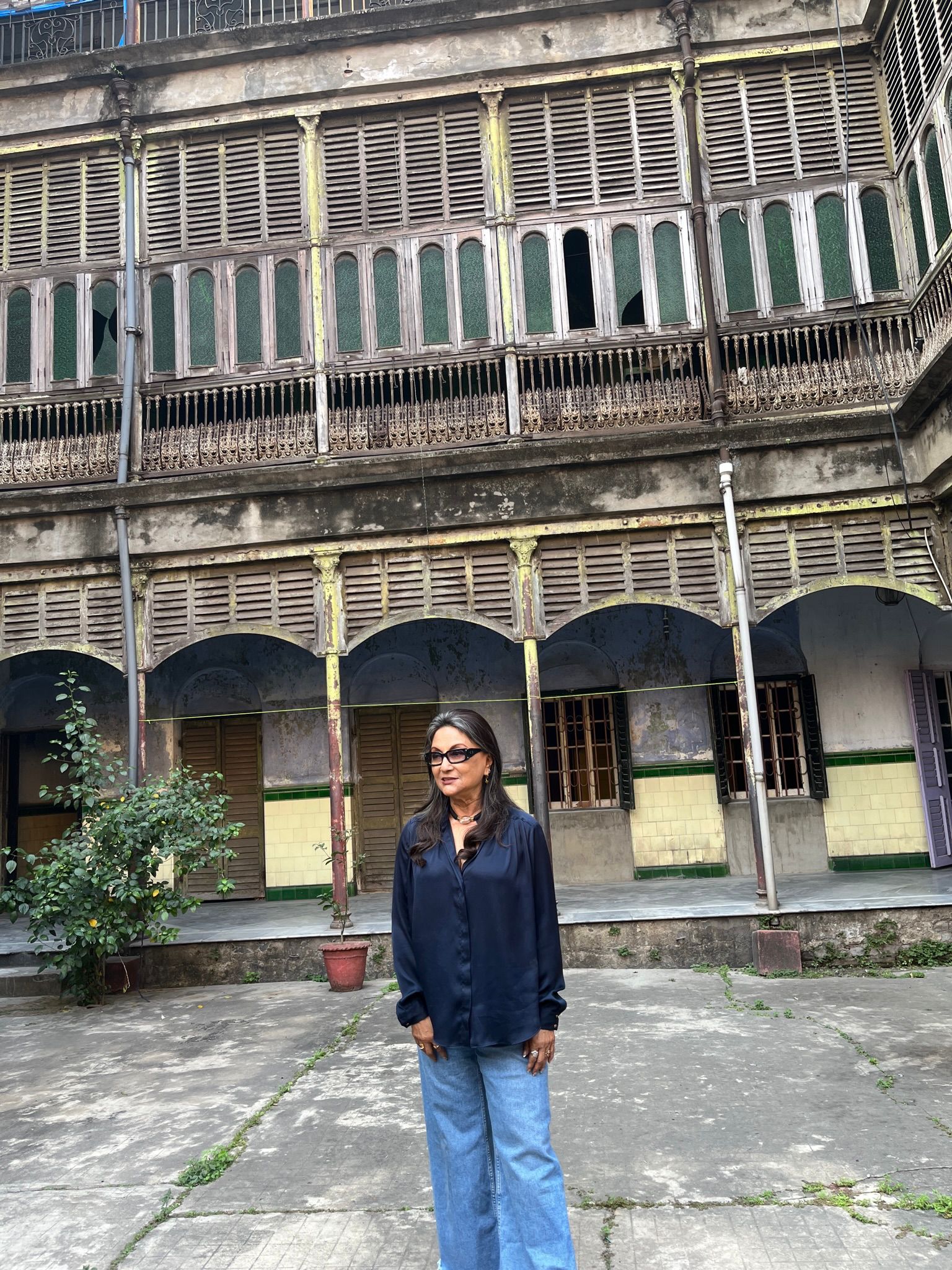 अपर्णा सेन ने उसी स्थान पर अपनी निर्देशित फिल्म परमितार एक दिन (हाउस ऑफ मेमोरीज़, 2000) की शूटिंग की थी। अपर्णा सेन ने उसी स्थान पर अपनी निर्देशित फिल्म परमितार एक दिन (हाउस ऑफ मेमोरीज़, 2000) की शूटिंग की थी।
