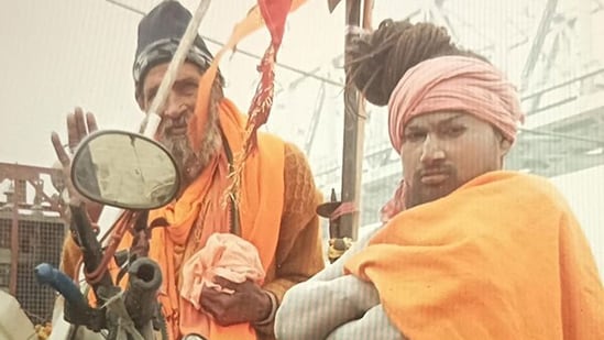 महाकुंभ 2025: दिलचस्प नामों वाले बाबा सुर्खियों में | तस्वीरें 11 'स्प्लेंडर बाबा', जिसका नाम स्कूटर के नाम पर रखा गया है, एक विकलांग व्यक्ति हैं, जिन्होंने महाकुंभ के पवित्र स्नान अनुष्ठानों के लिए प्रयागराज पहुंचने के लिए गुजरात से तिपहिया मोटरसाइकिल पर 14 दिनों की यात्रा की।