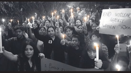 2012 में दिल्ली में एक 23 वर्षीय छात्र की क्रूर सामूहिक बलात्कार के बाद निवासियों ने विरोध किया। (एचटी आर्काइव) 2012 में दिल्ली में एक 23 वर्षीय छात्र की क्रूर सामूहिक बलात्कार के बाद निवासियों ने विरोध किया। (एचटी आर्काइव)