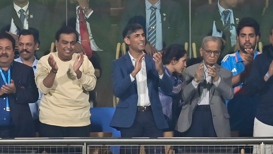 मुमेश अंबानी, ऋषि सुनाक, नारायण मूर्ति, भारत बनाम इंग्लैंड के बीच मुंबई, भारत के वानखेड़े स्टेडियम में रविवार, 2 फरवरी, 2025 को एक टी 20 आई मैच के दौरान।