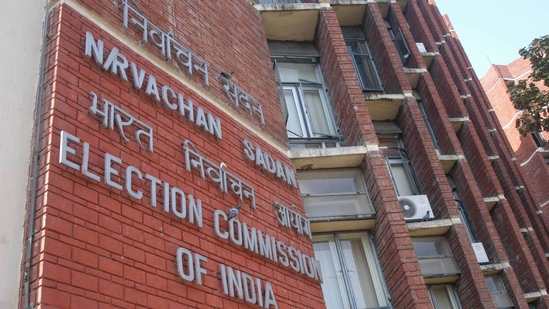 इसके लिए, आपको सबसे पहले अपने वोटर आईडी कार्ड नंबर, अपने आधार कार्ड और आपके पंजीकृत मोबाइल नंबर या ईमेल आईडी की आवश्यकता है। (फ़ाइल फोटो)