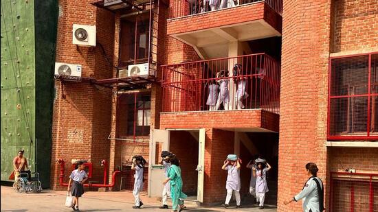 डीपीएस आरके पुरम के प्रिंसिपल, प्रिंसिपल वोहरा ने कहा कि स्कूल ने सुरक्षा सत्रों की एक श्रृंखला और एक सफल मॉक ड्रिल (एचटी फोटो/वरुण भंडारी) का संचालन किया। डीपीएस आरके पुरम के प्रिंसिपल, प्रिंसिपल वोहरा ने कहा कि स्कूल ने सुरक्षा सत्रों की एक श्रृंखला और एक सफल मॉक ड्रिल (एचटी फोटो/वरुण भंडारी) का संचालन किया।