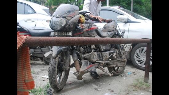 पीड़ित की बाइक। (एचटी फोटो)