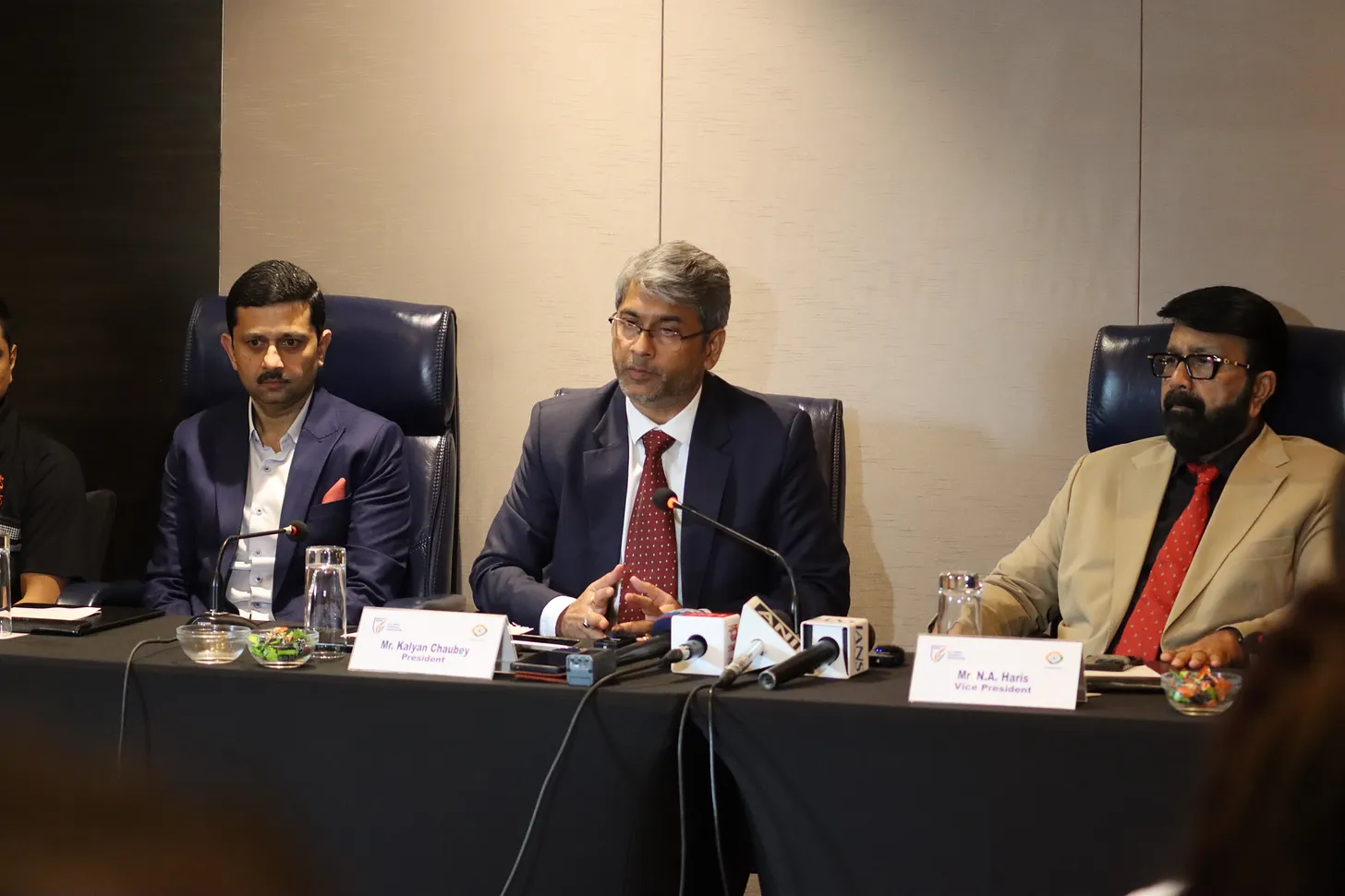 मंडार तम्हेन (उनके दाईं ओर) और ना हैरिस द्वारा फंसे, फेडरेशन के उपाध्यक्ष, कल्याण चौबे ने आईएसएल क्लब के सीईओ से मिलने के बाद मीडिया को संबोधित किया। (एआईएफएफ)