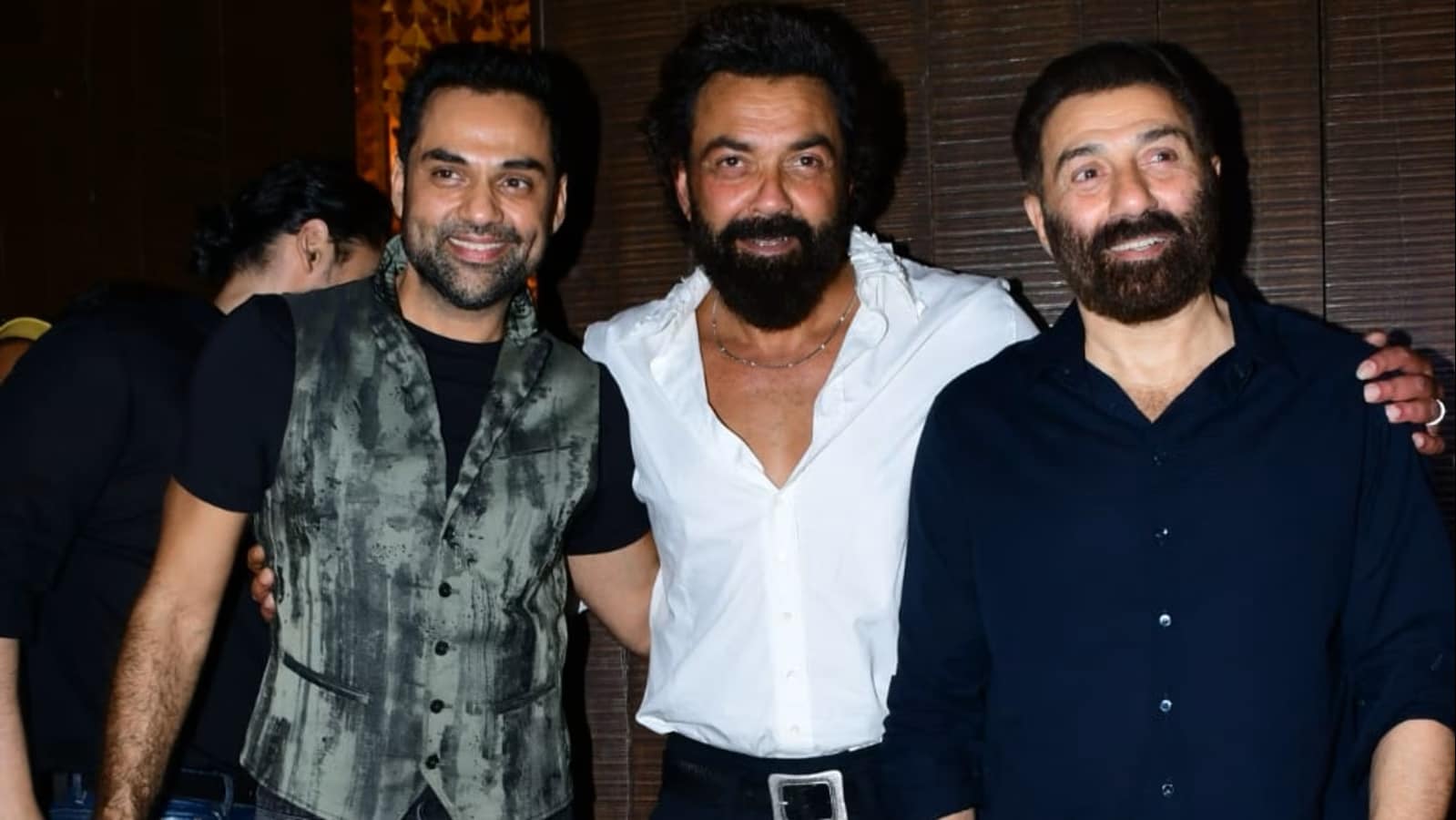 अभय देओल अपने चचेरे भाई सनी और बॉबी की तुलना में समृद्ध हैं, जिनके पास दोनों अधिक सफल अभिनय करियर थे।
