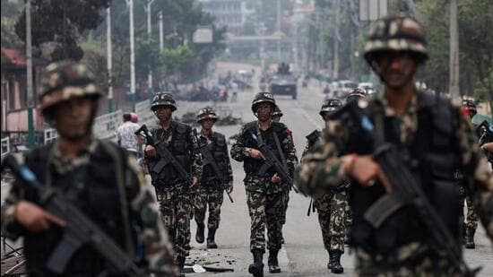 नेपाली सेना के सैनिकों ने सिंघा दरबार कार्यालय परिसर के पास सड़क पर गश्त की, जिसमें प्रधानमंत्री कार्यालय और अन्य मंत्रालयों के पास सोमवार को 19 लोगों (रायटर) की हत्या के खिलाफ विरोध प्रदर्शन होता है। नेपाली सेना के सैनिकों ने सिंघा दरबार कार्यालय परिसर के पास सड़क पर गश्त की, जिसमें प्रधानमंत्री कार्यालय और अन्य मंत्रालयों के पास सोमवार को 19 लोगों (रायटर) की हत्या के खिलाफ विरोध प्रदर्शन होता है।