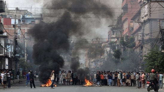 प्रदर्शनकारियों ने मंगलवार को काठमांडू, नेपाल में एक कर्फ्यू के दौरान विरोध करने के लिए इकट्ठा किया। (रायटर)